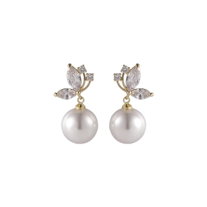 Détails de boucles d'oreilles papillon dorées avec pierres marquise et pendentifs perles
