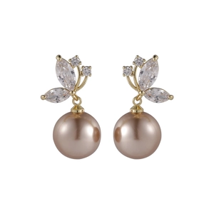 Boucles d'oreilles papillon dorées avec zircons sertis et perles couleur champagne