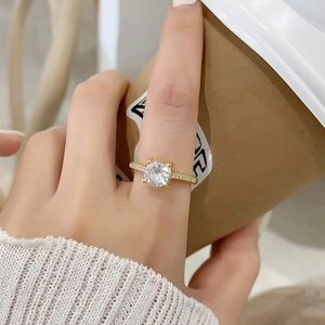 Gros plan détaillé d'une bague en or 18 carats avec grand zircon et anneau pavé