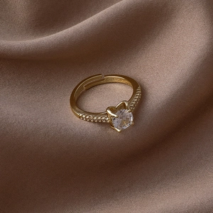 Détail d'une bague ajustable en or 18K avec un solitaire en zircon rond sur soie