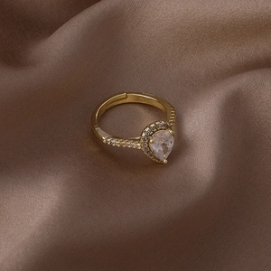Gros plan détaillé d'une bague halo en zircone poire avec anneau doré ajustable