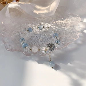 Bracelet en perles colorées avec cristaux bleus et pendentif fleur de nacre femme