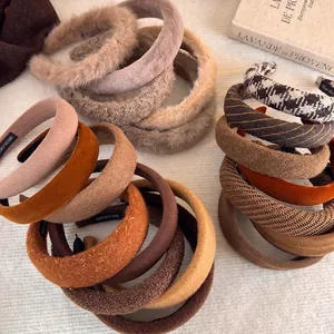 Serre-têtes éponges marron thé au lait aux textures variées pour un look à tête haute