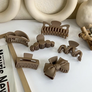 Détail de 6 pinces à cheveux marron mat aux designs géométriques variés