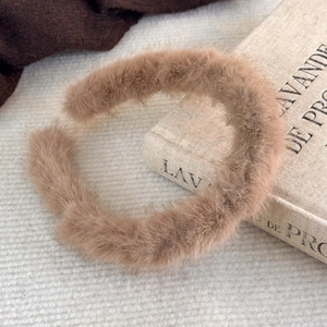 Gros plan d'un serre-tête en peluche marron avec fausse fourrure douce et design rembourré