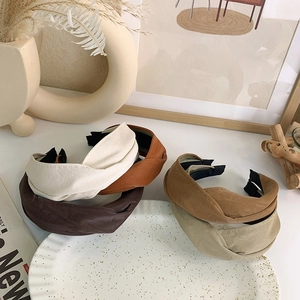 Detailansicht von fünf Farben von Vintage PU-Lederknoten Stirnbänder mit Kreuzknoten Design