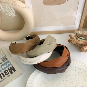Details von Vintage-Haarbändern aus PU-Leder mit Faltenstruktur in fünf Erdtönen