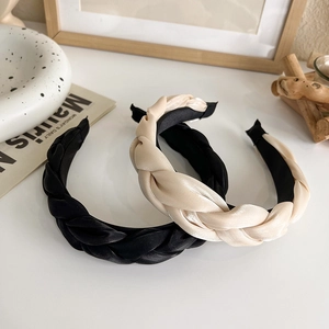 Serre-tête tressé en satin pour femme en noir et beige avec une texture en soie brillante