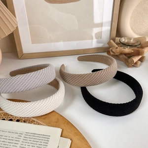 Chic retro knitted headband in four classic colors with thick padded high-top design