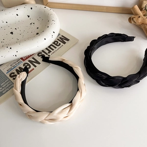 Serre-tête tressé élégant en satin noir et beige de style vintage français raffiné