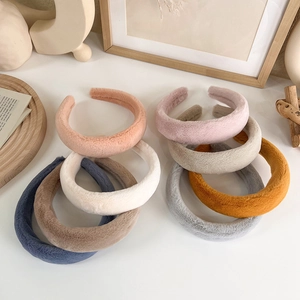 Serre-tête épais en peluche pour femme dans des couleurs douces comme le rose et le bleu