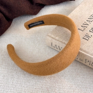 Vue détaillée du serre-tête camel fait main en laine avec éponge et design épais