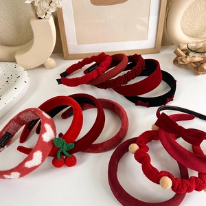 Collection détaillée de serre-têtes festifs en velours rouge avec nœuds et cœurs