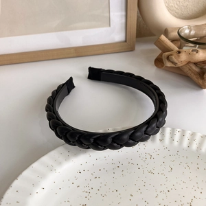 Detail showing the inner non-slip teeth and black woven texture of the padded headband