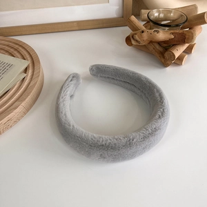 Détail d'un serre-tête en peluche gris épais avec texture en fausse fourrure douce