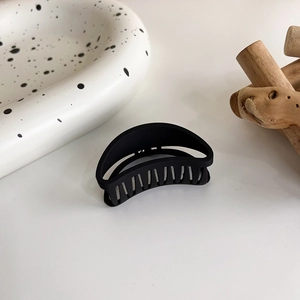 Grande pince à cheveux noire mate au design géométrique ajouré et style minimaliste