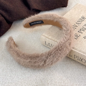 Détail du bandeau en peluche avec fausse fourrure douce et étiquette faite à la main