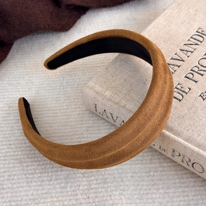 Détail du serre-tête rembourré marron avec texture en daim et doublure intérieure antidérapante