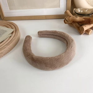 Détail d'un serre-tête en peluche kaki avec fausse fourrure douce pour l'hiver