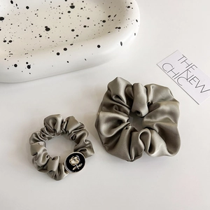 Elegante Elastico per Capelli in Satin con Ciondolo a Rosa in Metallo Fiore Smaltato Raso Texture Elastico per Donne Ragazze Accessori Capelli