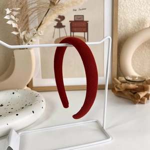 Vue détaillée du serre-tête en tissu côtelé rouge avec texture rembourrée épaisse