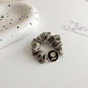 Elastico per capelli in raso verde oliva con elegante fiore rosa nero e oro
