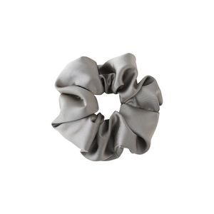 Elegante elastico scrunchie in seta grigia con finitura satinata e trama a pieghe