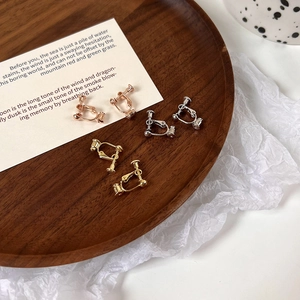 Schroefoorbel-converters in goud, zilver en roségoud op een houten dienblad