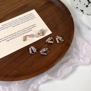 Drie paar oorclip-converters in goud, zilver en roségoud voor oren zonder gaatjes
