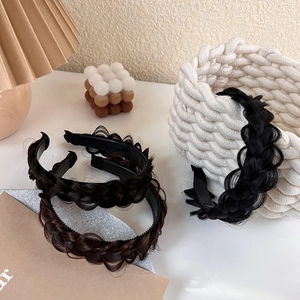 Detail of fishtail braid headband with anti-slip teeth and realistic synthetic hair texture