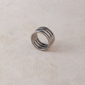 Bague large ajourée moderne avec finition argent brossé vue sous un angle de 45 degrés