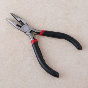 Pince à bec long manuelle avec poignée antidérapante rouge et noire pour bijoux DIY