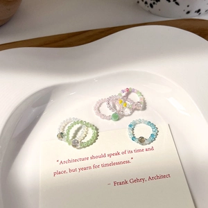 Set di anelli di perline colorate con cristalli pastello e design floreale elegante