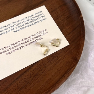 Detail van gouden clip-on oorbelomvormers met comfortabele siliconen kussentjes