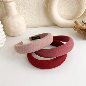 Dicke gestrickte Schwamm-Stirnbänder in Rosa und Rot für einen voluminösen Haar-Look