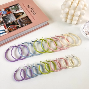 Bunte matte Lack-Ohrringe im Set in verschiedenen Pastelltönen und Größen