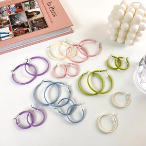 Bunte matte Metall-Creolen in verschiedenen Pastellfarben und Größen für Damen