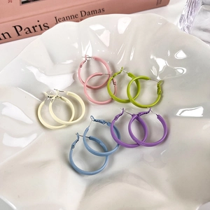 Fünf Paar matte Neon Metall Creolen in Pastellgelb Rosa Grün Blau und Lila im Set