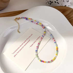 Dettaglio della collana di perline di cristallo colorato con chiusura in oro regolabile