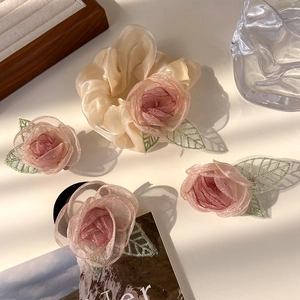 Set van roze satijnen rozen haarspelden en organza scrunchie met kanten bladeren