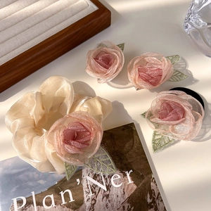 Elegante roze organza rozenbloem haarelastiek en clipset met groene bladborduurwerk