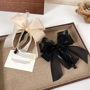 Pince à cheveux banane élégante avec nœud en organza superposé en tons noir et beige clair
