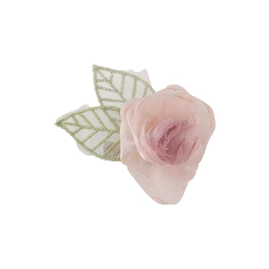 Roze organza bloem haarclip met groene geborduurde bladeren voor een zachte feeënstijl