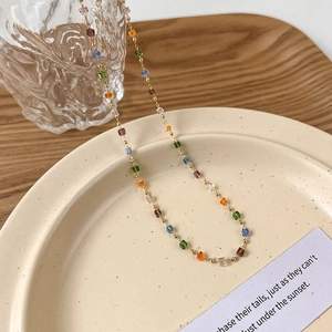 Bunte Regenbogen-Perlenkette mit Goldkette und quadratischen Kristallen für Damen