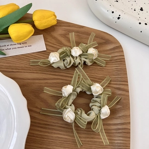Coleteros de rosas verde oliva y blanco crema con lazo de satén y cinta organza