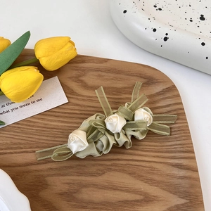 Pinza para el pelo rosa verde crema con lazo de tul y accesorios florales suaves