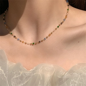 Bunte Perlenkette mit quadratischen Kristallen und goldenen Metallperlen für Damen