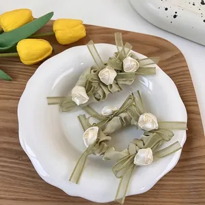 Conjunto de coletero y clip de organza verde aguacate con rosa de raso y lazo