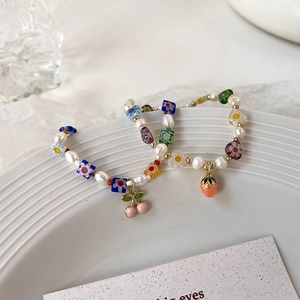 Bracelets en perles d'eau douce colorées avec pendentifs de fruits cerise et fraise