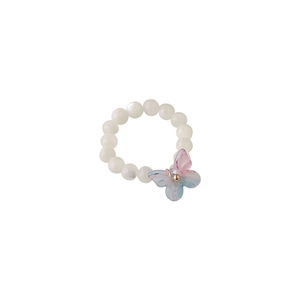 Bague élastique en perles blanches avec un pendentif papillon coloré dégradé